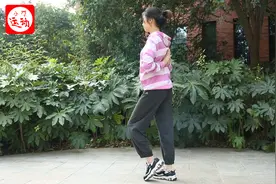 每天坚持原地双手合十背后，打通背部堵塞，开背瘦背，11天有效