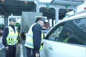 胆大！逃犯竟然无证驾驶带着亲戚朋友出门游玩，终被民警抓获！视频封面