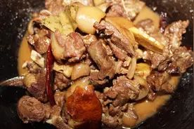 狗肉和啤酒这样炖，起锅满屋子的香气，一个人三斤不够吃