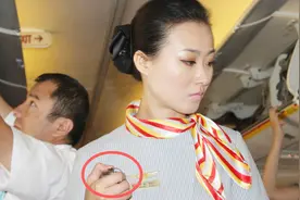 为什么在飞机起飞前，空乘手里要拿个小东西一直按着咔咔响？