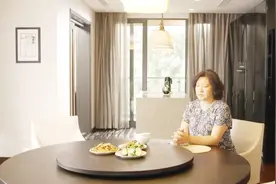 老妈在家辛苦做晚饭，儿子儿媳却迟迟未归，打电话催促还被儿子训视频封面