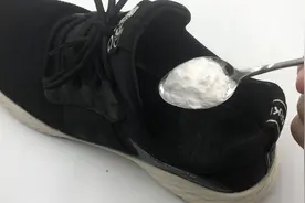 鞋子有汗臭不用愁，鞋里撒一把它，快速去除鞋臭，穿一天都没臭味视频封面