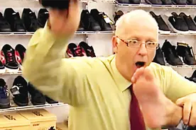 爆笑：大爷给路人脱鞋，拿起他们脚结果不肯松手，把路人都看懵了视频封面