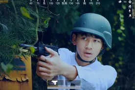 刺激战场真人版：第一次吃鸡，穿女装就遇到穿吉利服的小哥哥撩我视频封面