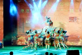 农村“一镇一演”文艺汇演，村姑站在大斗笠上跳舞，好惊艳啊！视频封面