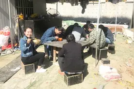 女儿工地帮忙，妈妈蒸4斤大米，煮一锅鸡蛋汤，叫工友们一起吃视频封面