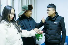 大爷晕倒路边，好心小伙扶起并送回家，没想到大爷正是未来老丈人视频封面