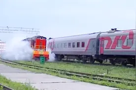 这个火车头是怎么了脚下冒烟？网友：这响墩放的真密集！视频封面