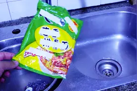 厨房洗碗池边上放一个方便面袋子，废物巧利用，太方便了