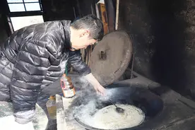 农村28岁小伙做饭真讲究，挂面这样煮，把农村老人看饿了