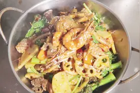 这样做《麻辣香锅》，里面的配菜你爱吃什么加什么，味道特别赞视频封面