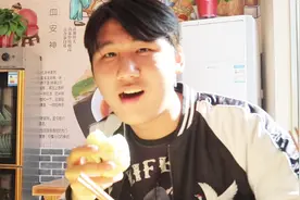 河南美食胡辣汤，开业就卖几大盆，热干面，素包子吃起来真得劲视频封面