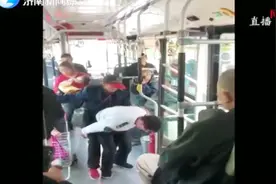 八旬老人行动不便，驾驶员背其下车走红，获赞“最帅公交驾驶员”视频封面