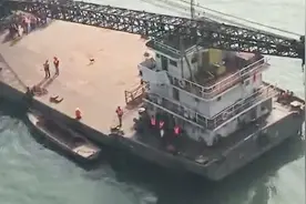 重庆公交坠江进展 四川路桥60吨浮吊已到现场 拟吊起坠江大巴车视频封面