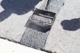 沥青路上的缝隙，原来是这样修补的，长见识了！视频封面