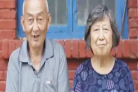 种善因得善果，曾经无怨无悔教书育人，如今学生们为老人筹钱救孙女视频封面