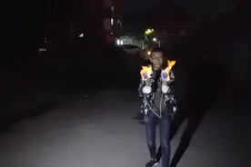 世界上最笨的人，搞笑挑战民间杂耍抛火棍，被啪啪打脸，太尴尬了视频封面