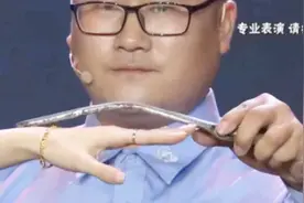 这个警察不一般！一只手就把铁扳子砸弯，这么大力气真猛！视频封面