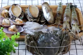 天气转凉，来一碗热气腾腾的泡面，搭配海鲜，一碗成本就要50元