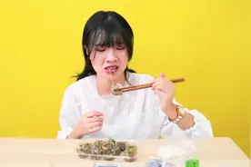 妹子挑战恐怖的“虫子果冻”，清晰可见的虫子，吃起来还会拉丝呢视频封面