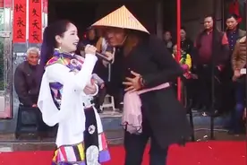 高手在民间，一对流浪夫妻翻唱《爱拼才会赢》，唱出了年代感视频封面