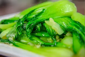 青菜如何烧翠绿不出水，厨师长如此巧妙的做法，一点就会视频封面