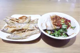 昆明官渡古镇美食街，吃了一盘小鱼和一碗河粉，还不错吧？视频封面