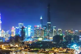 越来越多的工厂从上海搬走，外地人也比以前少了，到底是什么原因？视频封面