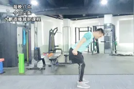 手臂粗背厚人胖又老，这动作坚持30天，手臂细了背薄了穿啥都好看