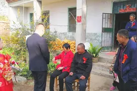 实拍山东沂蒙山区，农村小伙上门迎亲，没红包是带不走新娘的！视频封面