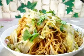 白菜焖面做法简单，营养美味，爱吃白菜的你也可以试试视频封面
