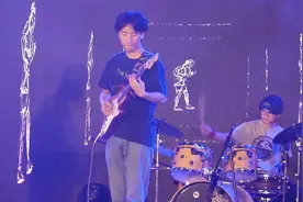 实拍大学男生表演电吉他，动作很酷，点燃了现场气氛视频封面