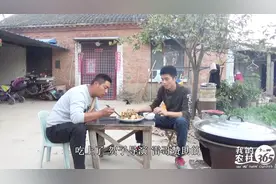 农村大哥做新式大盘鸡，干菜一块炖风味独特，做好了赶紧开吃吧！视频封面