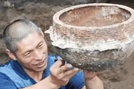 老人沼气池挖出铁锅去鉴宝，专家强烈建议上交，遭拒后请警察劝说视频封面