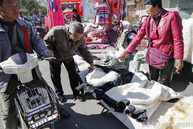 鲁北乡村大集，秋天节气农人大姐卖防寒物脱销，一集至少卖近千元