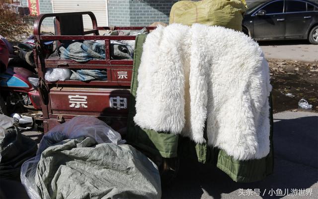 鲁北乡村大集，秋天节气农人大姐卖防寒物脱销，一集至少卖近千元