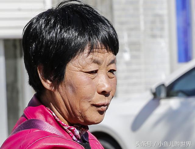 鲁北乡村大集，秋天节气农夫大姐卖防寒物脱销，一集至少卖近千元