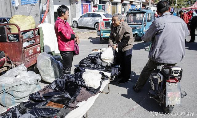鲁北乡村大集，秋天节气农人大姐卖防寒物脱销，一集至少卖近千元