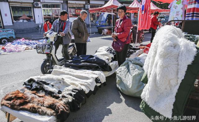 鲁北乡村大集，秋天节气农人大姐卖防寒物脱销，一集至少卖近千元