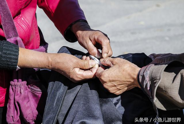 鲁北乡村大集，秋天节气农夫大姐卖防寒物脱销，一集至少卖近千元