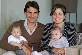 网球天王费德勒，收入高达6500万，为何痴迷年过40还发福的女人？