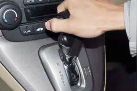 自动挡坡道挂倒挡往前溜车，对变速箱有害吗？老技工的解答很明了视频封面