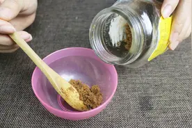 别再花钱买面膜了，红糖放点蜂蜜涂脸，比买的还好敷视频封面