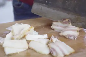 腊肉太肥不要扔，农村姑娘教您一招，好吃得吞掉小舌头视频封面