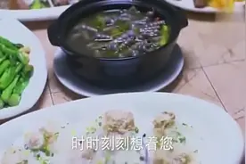 媳妇把菜做咸了，大家吃的直吐，这时婆婆的做法让大家好意外