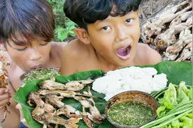 荒野小猎人在野外制作石板烤蛙肉，吃的摇头晃脑，感觉吃相太难看视频封面