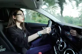 初晓敏：阻击明年的新3系，晓敏试驾奔驰新C级视频封面