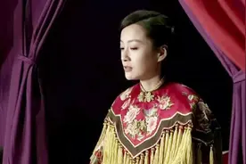 新婚之夜，新郎不愿意跟新娘在一起，刚离开新娘掏出枪：你走不了视频封面