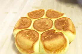 电饭煲做玉米面馒头像面包一样，蓬松宣软，不爱吃粗粮都想吃2个