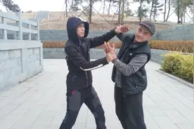 双手被力气大的人同时抓住，无法击裆时，这样做可以一招制敌